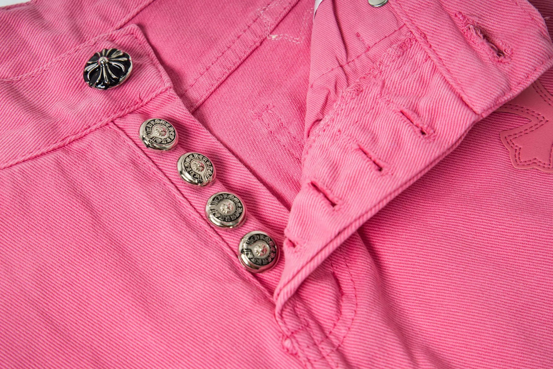 P270 💰 (Top version) CHROME HEARTS 25ss dopamine light pink cross leather washed jeans - Full of exploring the ultimate in fashion, Chrome Hearts' new Chrome Hearts pants not only present a unique style, the fresh ice blue looks particularly youthful and energetic. The mid-high waist design is paired with a lazy and casual style, which not only shows long legs but also maintains a casual feel. It is a must-have fashion choice for trendy men and trendy women. Color: Dopamine powder Size: 28-30-32-34 (corresponds to S-M-L-XL)